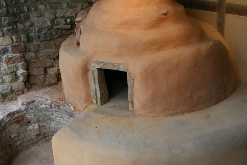 Taberna with large oven in the cellar