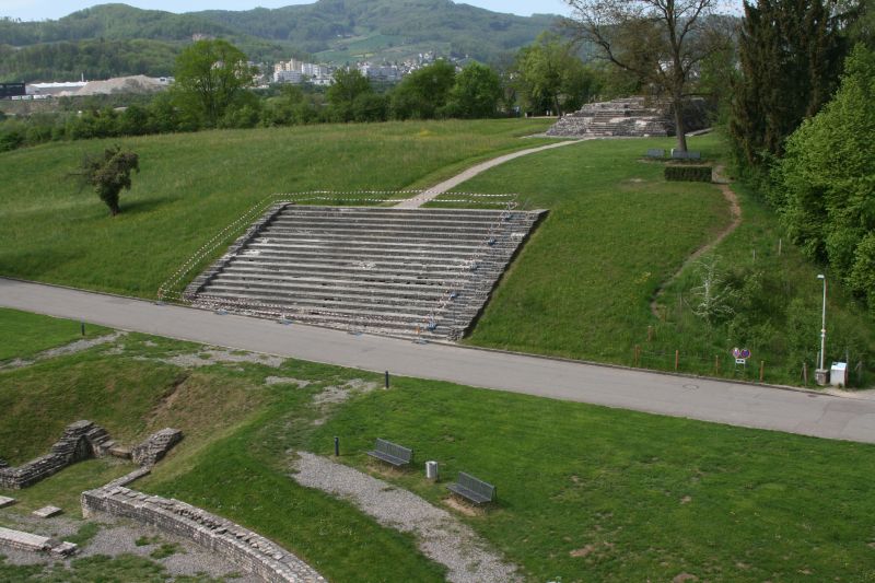 Blick vom Römischen Theater zum Tempel auf Schönbühl