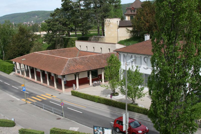 Blick von der Spitze des Römischen Theaters zum Museumsgebäude und dem "Römerhaus"