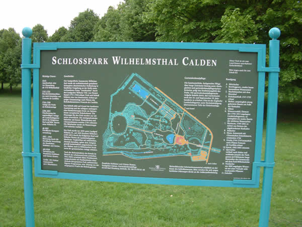 Infotafel mit dem Grundriss des Schlosspark Wilhelmsthal Calden