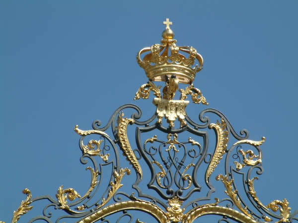 Top of the main gate to Philippsruhe Palace Gardens