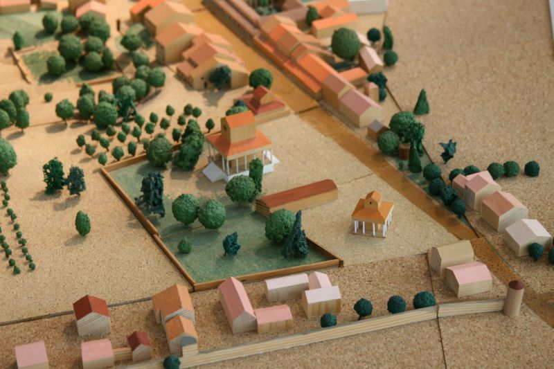 Holzmodell mit& Blick auf einen kleinen Tempel in& Augusta Raurica