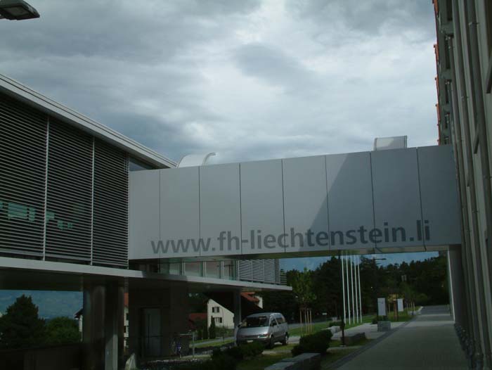 Der moderne Anbau der Mensa und Bibliothek ist über eine Brücke mit dem eigentlichen Gebäude der& Hochschule Liechtenstein& verbunden