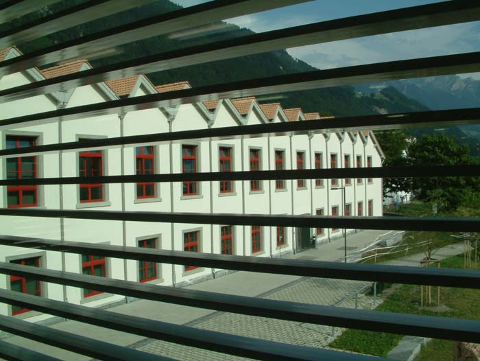 Blick aus dem Bibliotheksgebäude zur Außenanlage der Hochschule.