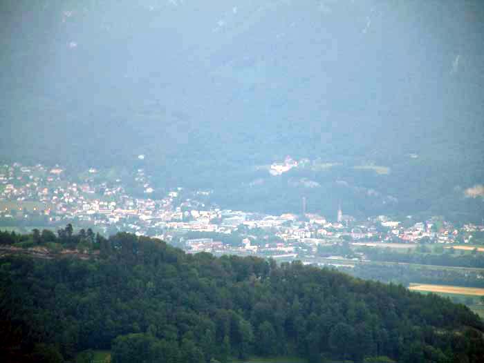 Aus der weiten Ferne sieht man die Gemeinde Vaduz, Hauptstadt des Fürstentums Liechtenstein. Oberhalb des Ortes ist das Schloss des Fürsten zu sehen.

Leider ist die Aufnahme wegen der schlechten Lichtverhältnisse und der großen Entfernung nur sehr schlecht zu erkennen.