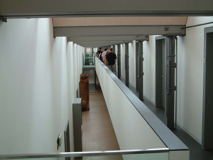 Für die Büros der Professoren wurde im Ostflügel der Hochschule Liechtenstein& eine Zwischendecke eingezogen. Entlang der Galerie befinden sich die Eingänge zu den Räumen. Eine Etage tiefer sind wieder Büros sowie diverse Gruppenarbeitsräume vorhanden.