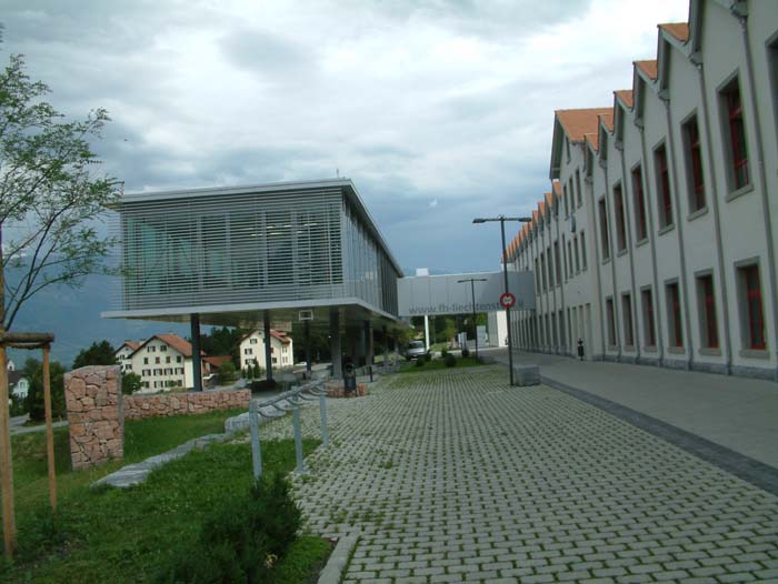 Links ist der moderne Anbau der Bibliothek und Mensa zu sehen. Rechts der komplett renovierte und modernisierte "Altbau" der Hochschule Liechtenstein