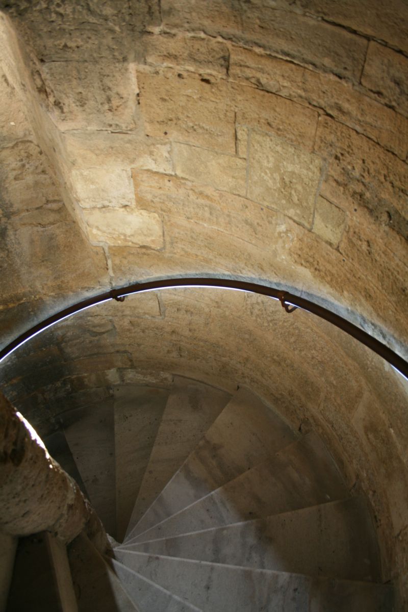 Treppe mit interessanter Beleuchtung im Tour de Constance