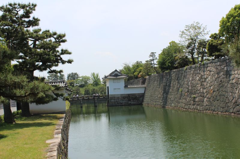 Eastern bridge and gate to Honmaru Garden of Nijō Castle