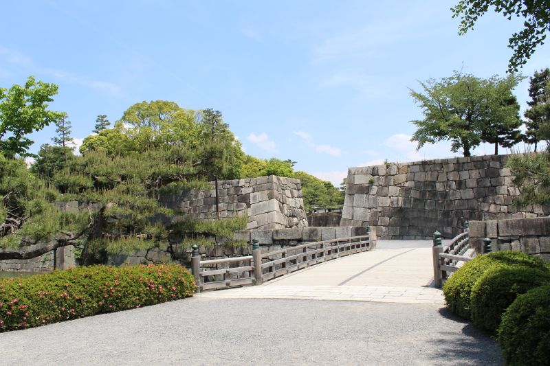 Westliche Brücke und Eingangstor zum Honmaru Garten innerhalb des Nijō Castle
