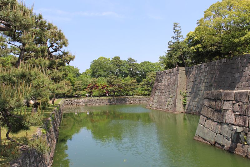 Innerer Burggraben und massive Steinmauer der& Nijō Burg