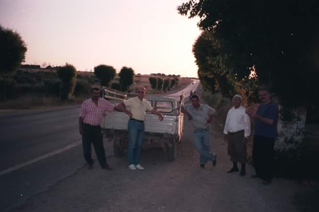 Dieter und Rudi stehen mit zwei Einwohnern des Dorfes Lebratel und Fatimas Vater an einem Pickup Truck.