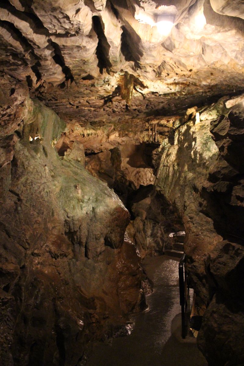 Surreale Formen des Gesteins in der Höhle