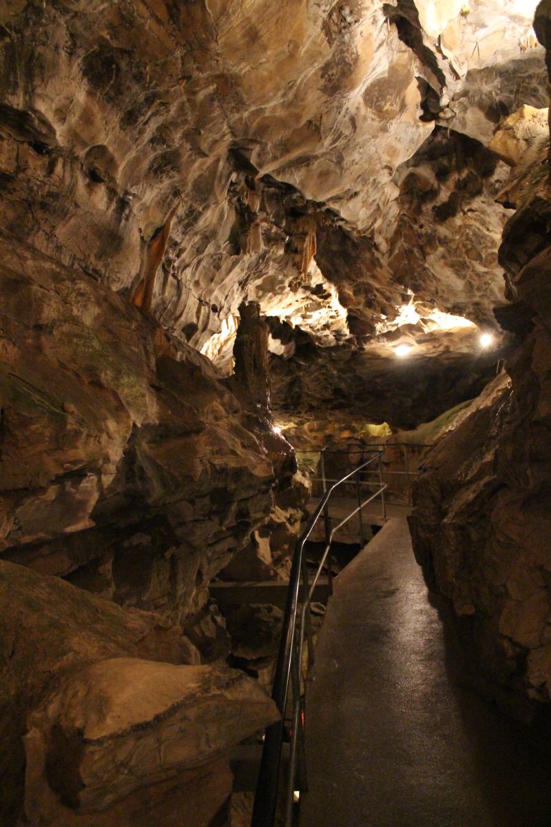 Surreale Formen des Gesteins in der Höhle