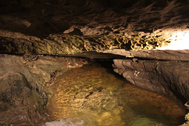 Wasserlauf in den St. Beatus Höhlen