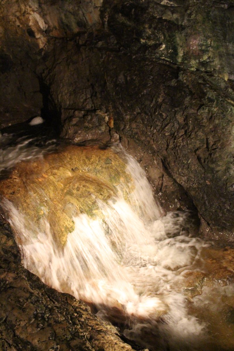 Wasserlauf in den St. Beatus Höhlen