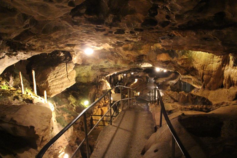 You feel a bit like Indiana Jones when climing through the endless corridors of the cave.
