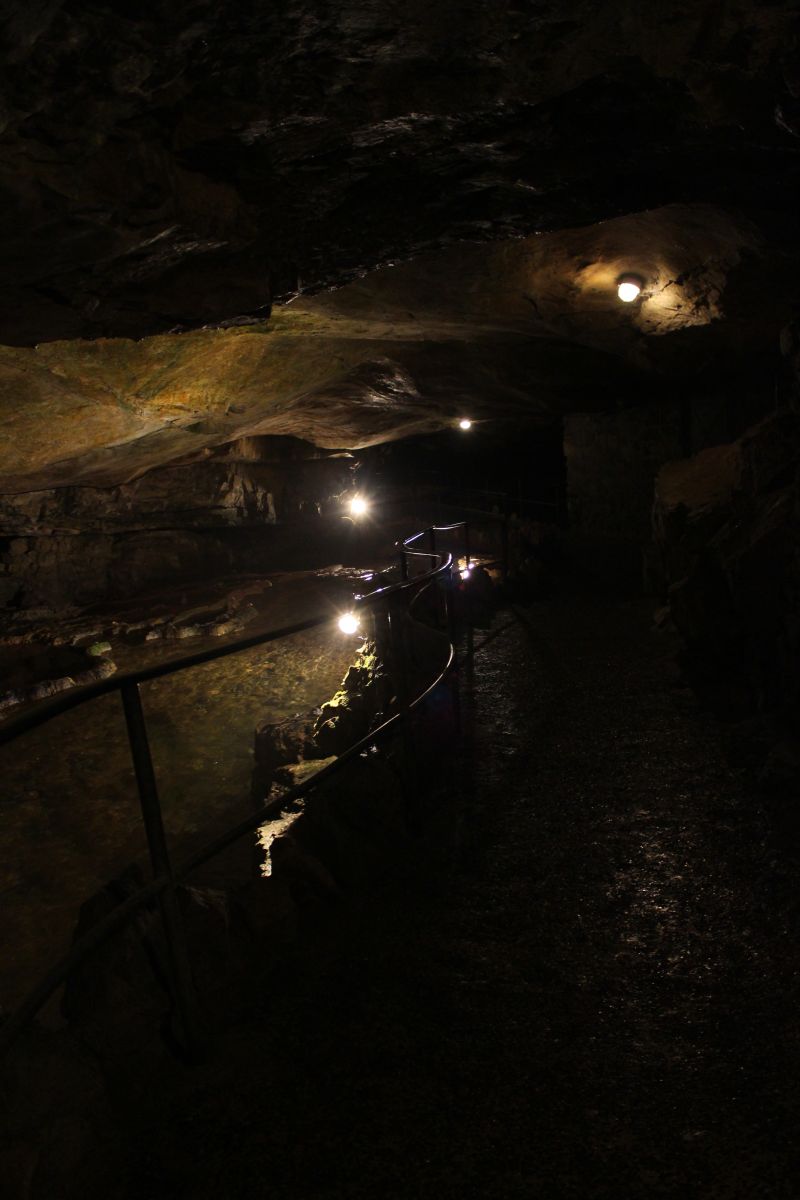 Wasserlauf in den St. Beatus Höhlen