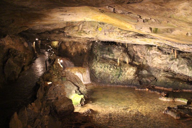 Etwas größeres Wasserbecken in der Höhle