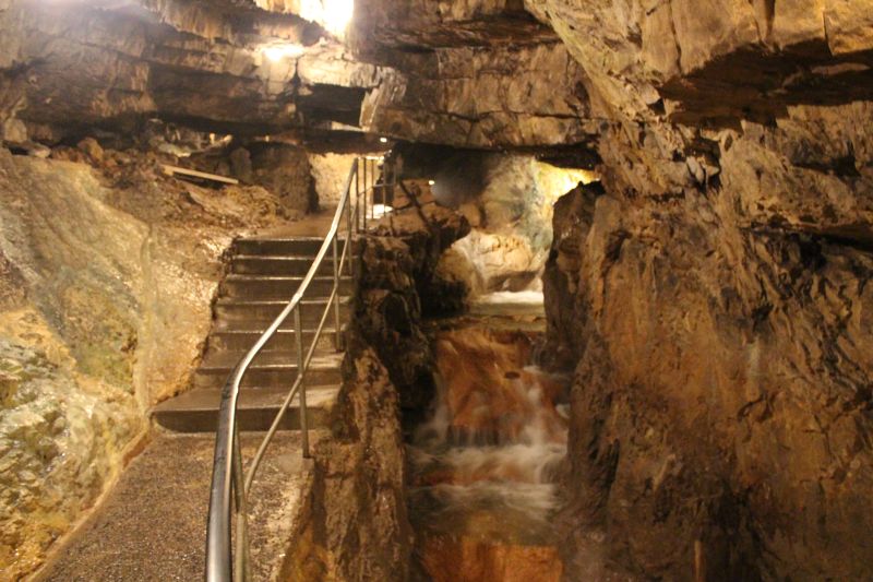 Man fühlt sich ein wenig wie Indiana Jones wenn man den endlosen Gängen und Treppen der Höhle folgt.