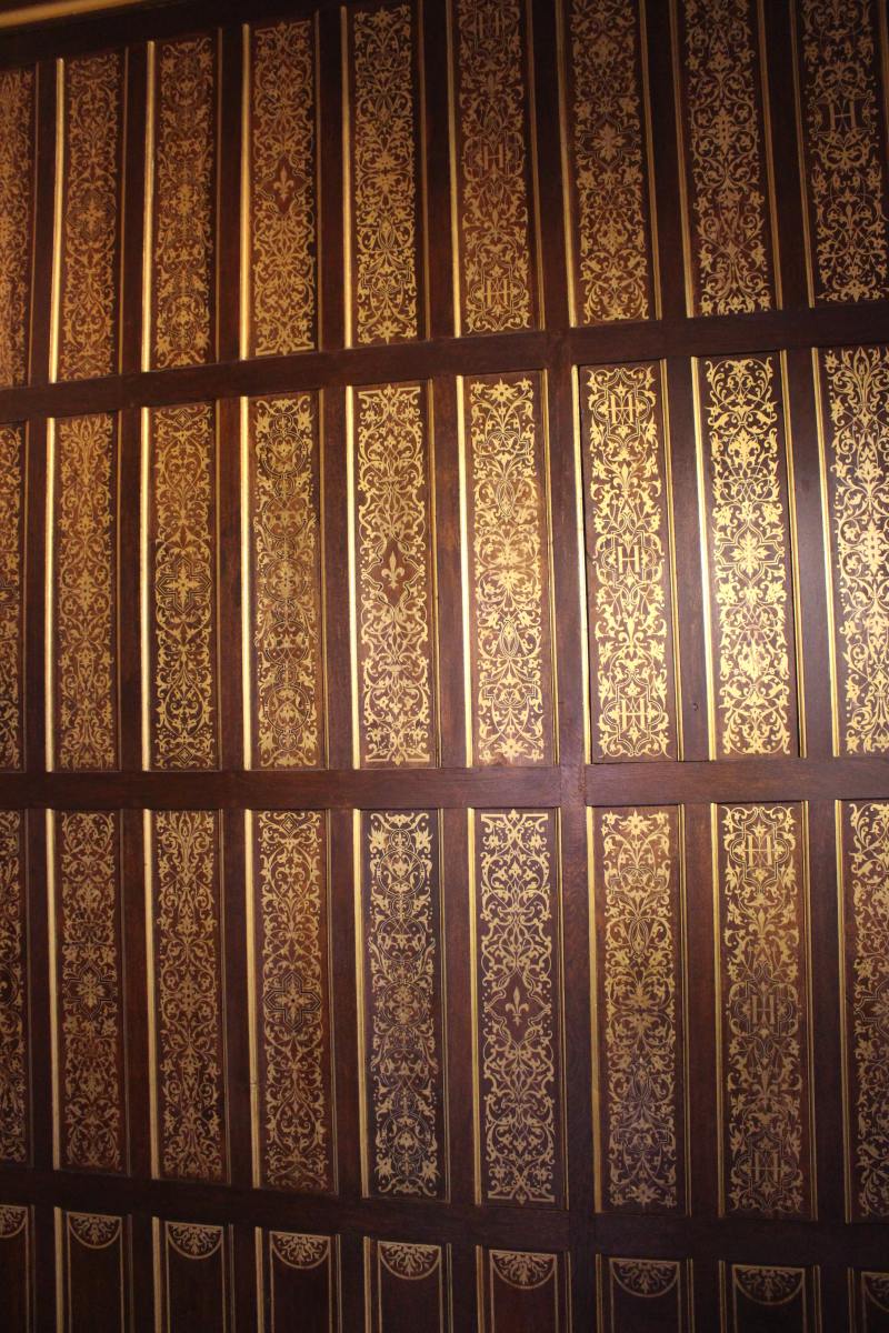 Das Kabinett der Katharina von Medici mit Kassettendecke und einer etwa um 1520 zu datierenden Täfelung, die aus 237 einzelnen Holztafeln besteht. Diese sind aufwändig geschnitzt und teilweise sogar mit Gold bemalt.
