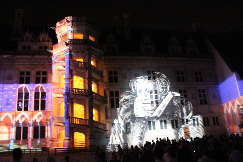 Sound and Light Show mit farbenfrohen Illuminationen rund um die Geschichte des Schlosses Blois