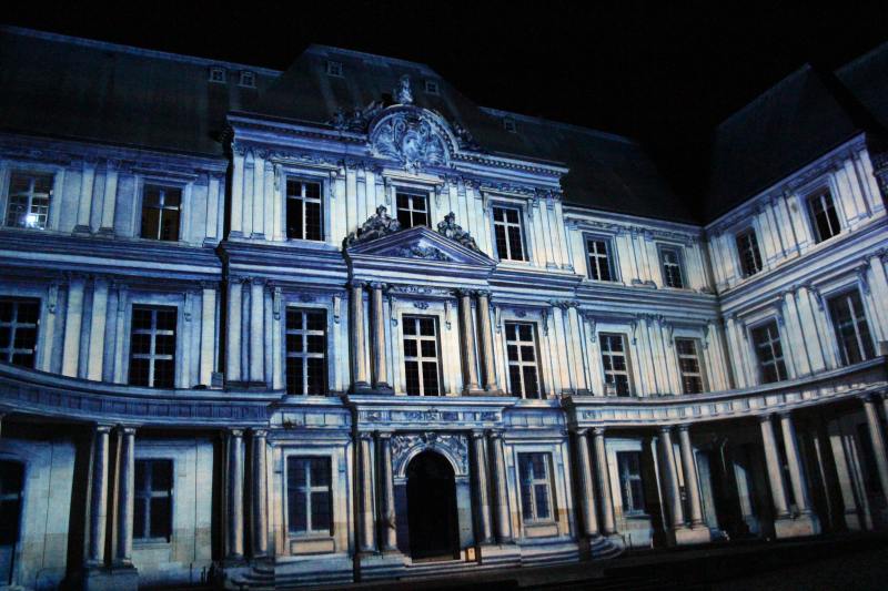 Sound and Light Show mit farbenfrohen Illuminationen rund um die Geschichte des Schlosses Blois