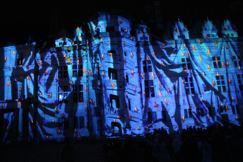 Sound and Light Show mit farbenfrohen Illuminationen rund um die Geschichte des Schlosses Blois