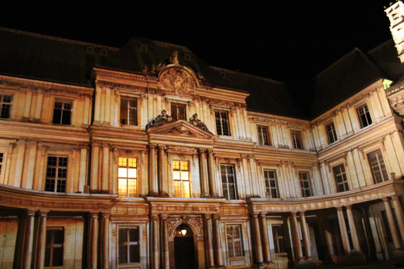 Sound and Light Show mit farbenfrohen Illuminationen rund um die Geschichte des Schlosses Blois