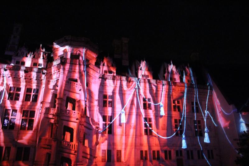 Sound and Light Show mit farbenfrohen Illuminationen rund um die Geschichte des Schlosses Blois