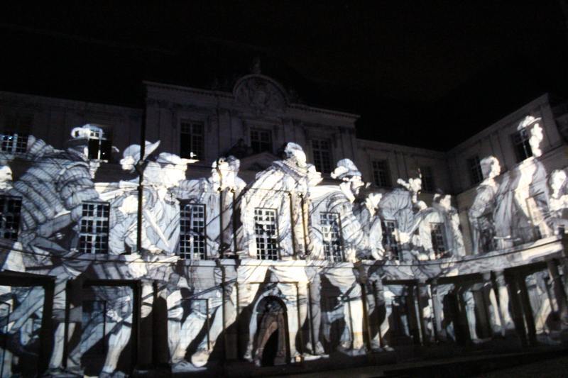 Sound and Light Show mit farbenfrohen Illuminationen rund um die Geschichte des Schlosses Blois