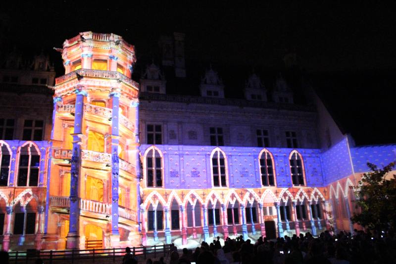 Sound and Light Show mit farbenfrohen Illuminationen rund um die Geschichte des Schlosses Blois