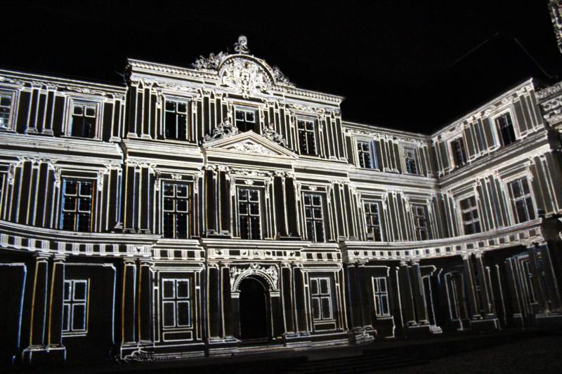 Sound and Light Show mit farbenfrohen Illuminationen rund um die Geschichte des Schlosses Blois