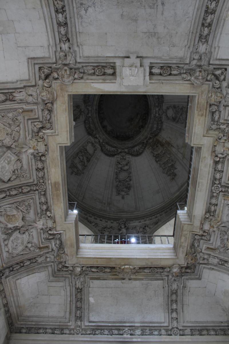 Ceiling above the entrance and staircase to Gaston d'Orleáns wing