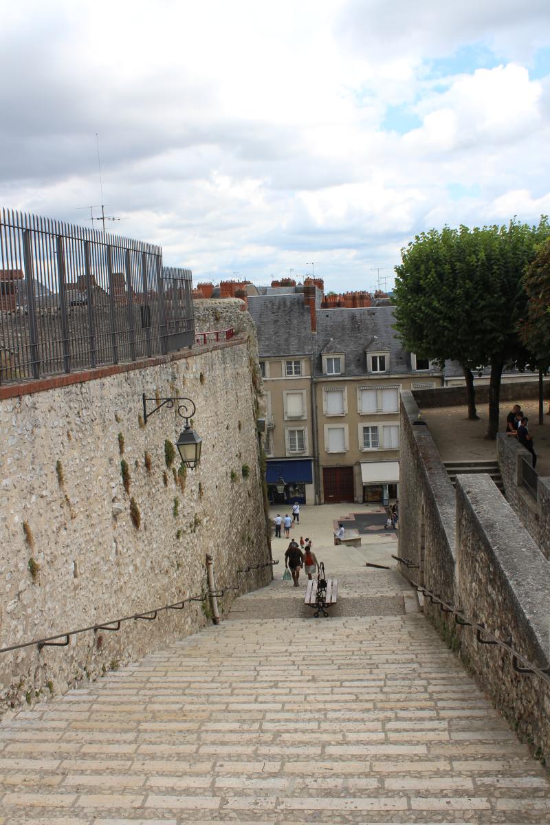 Treppe vom Vorplatz des Schlosses hinunter in die Altstadt von Blois