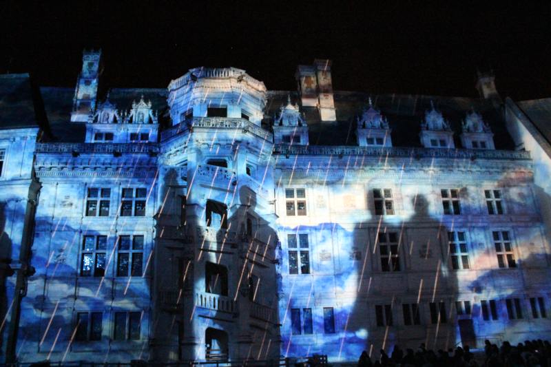 Sound and Light Show mit farbenfrohen Illuminationen rund um die Geschichte des Schlosses Blois