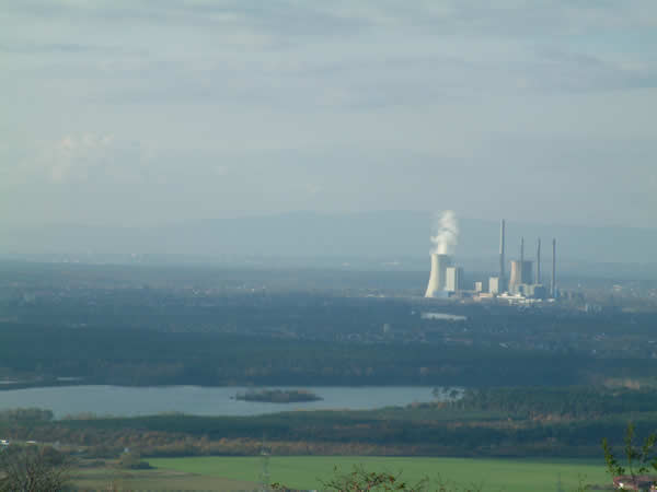 In der Ferne ist das Kraftwerk Großkrotzenburg zu sehen