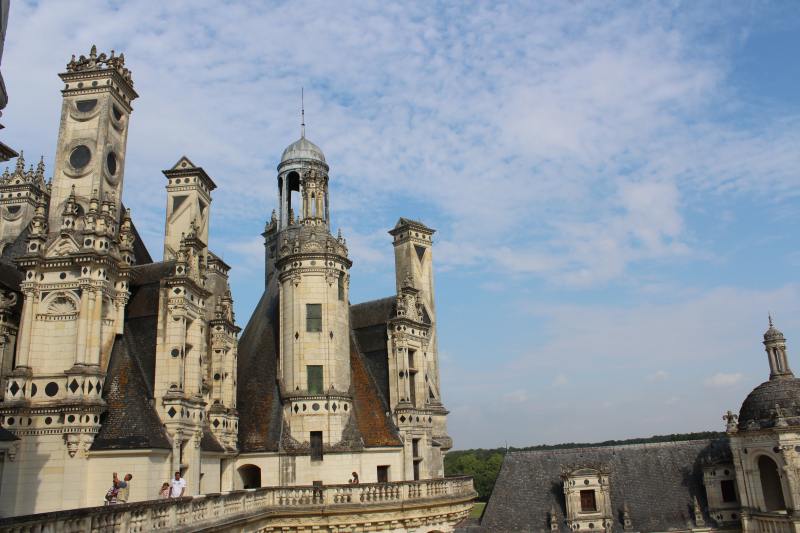 Zahlreiche Baudekorationen auf dem Dach des Corps de Logis