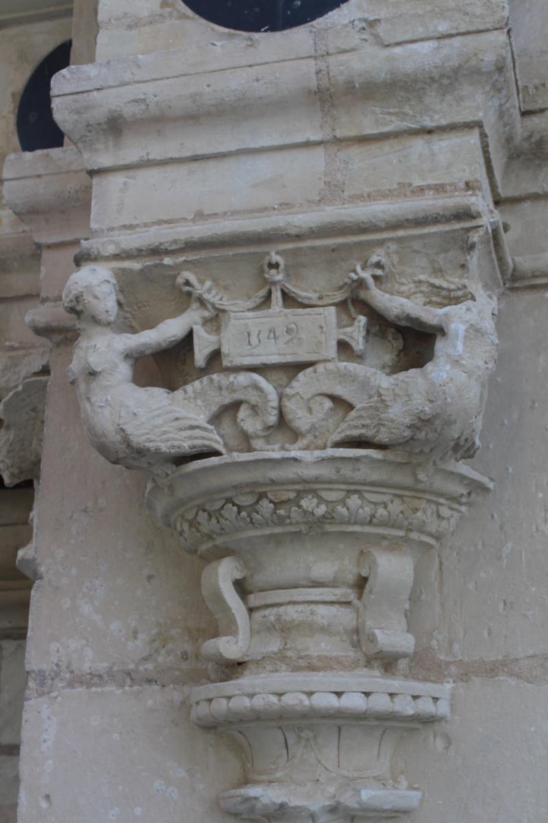 Inschrift mit dem Jahr 1549 auf dem Dach des Schlosses