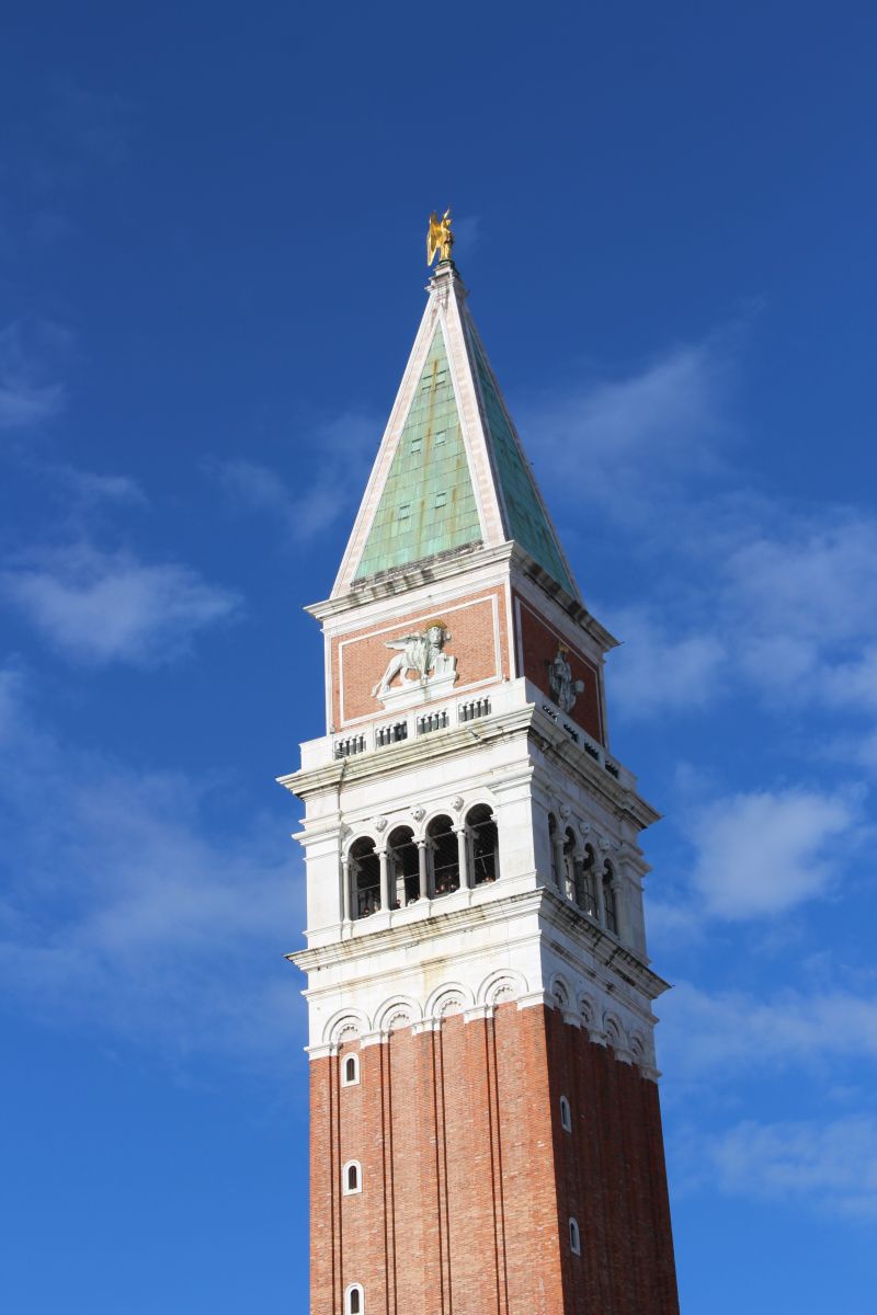Der freistehende Markusturm ist der Campanile, der Glockenturm der Kirche San Marco