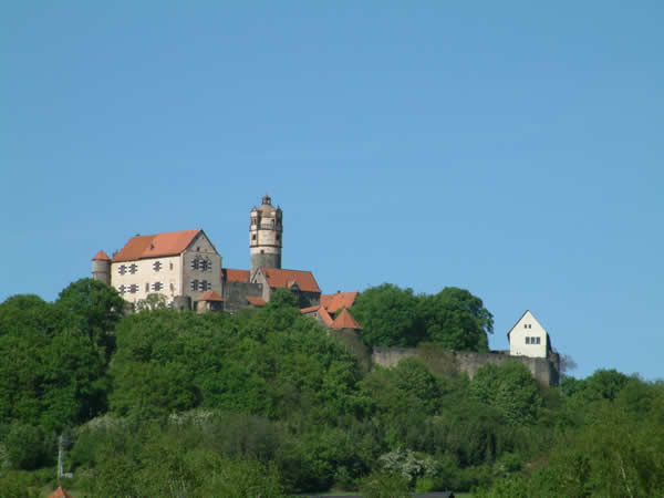 Blick hinauf auf die Burg Ronneburg