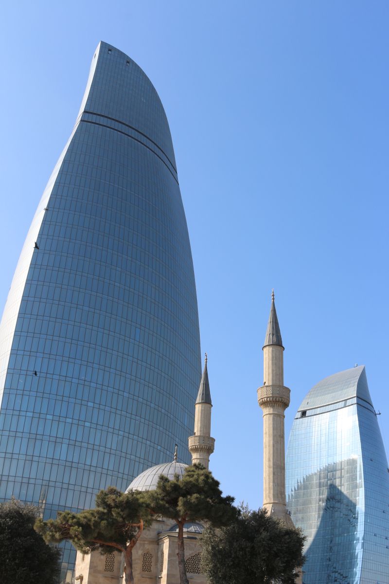 Die Flame Towers und eine Moschee