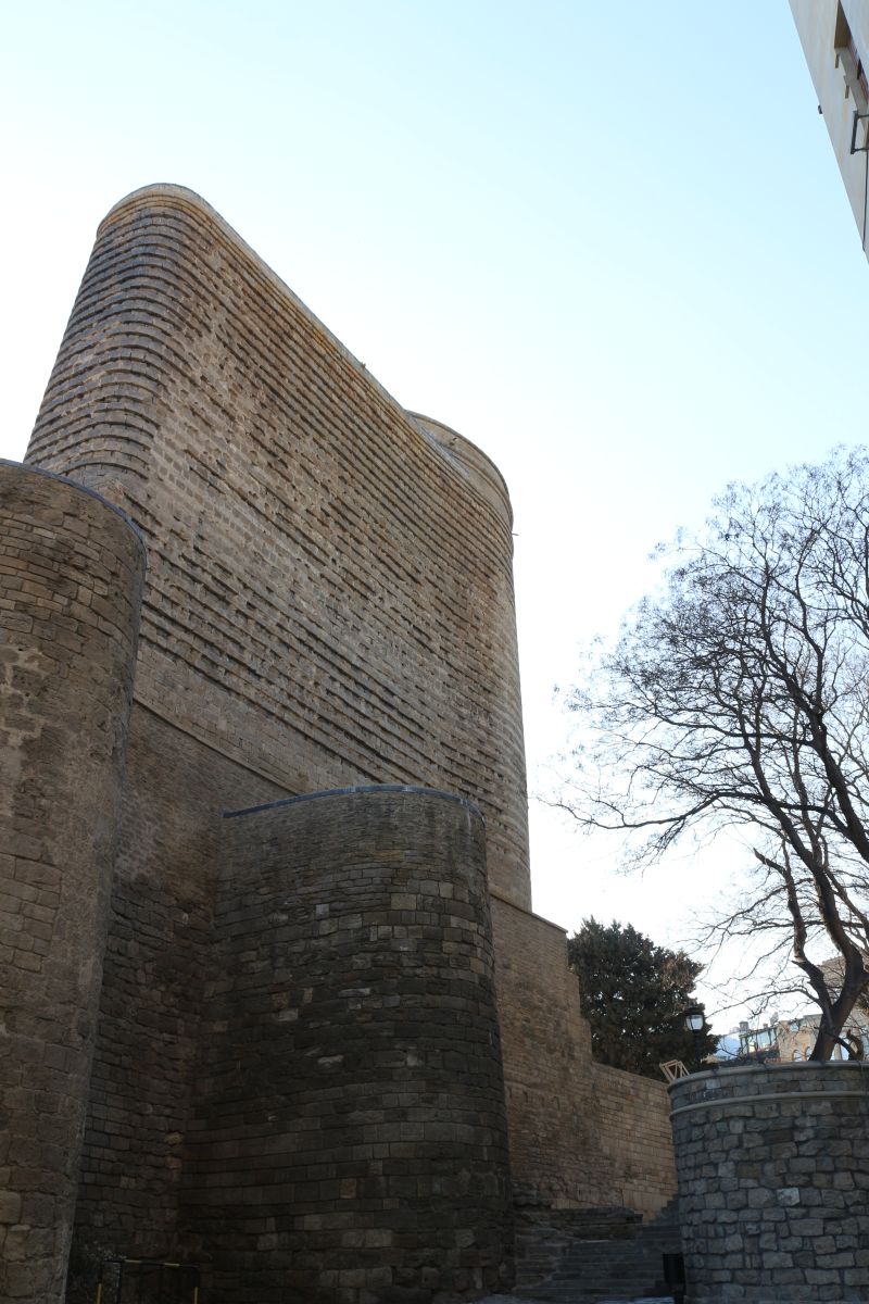 Qız Qalası, in Deutsch auch als Jungfrauenturm, Jungfrauenbastei oder Mädchenturm bezeichnet
