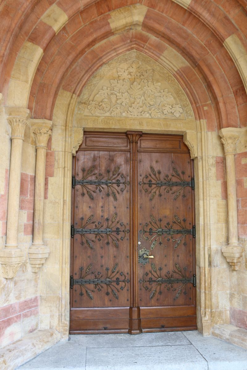 Eingangsportal zur Kollegiatkirche Neuenburg (Collégiale de Neuchâtel)