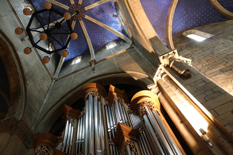 Orgel und Sternenhimmel im Gewölbe der Kollegiatkirche Neuenburg (Collégiale de Neuchâtel)