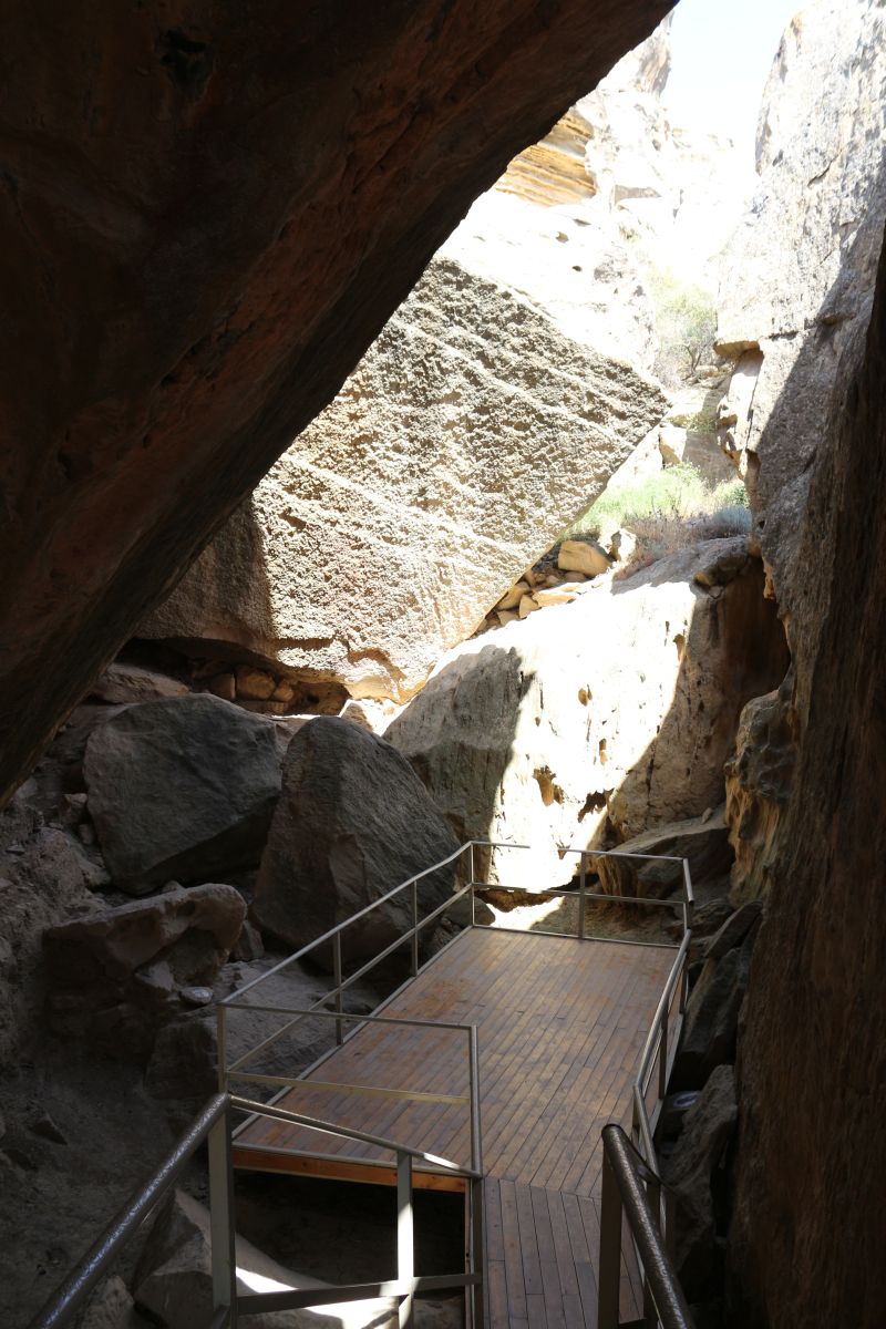 Pfad unter den großen Steine im Qobustan-Nationalpark