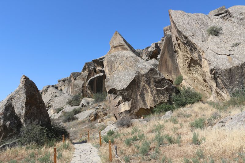 Große Steine im Qobustan-Nationalpark. An allen möglichen Stellen sind sie mit steinzeitlichen Felszeichnungen bedeckt.