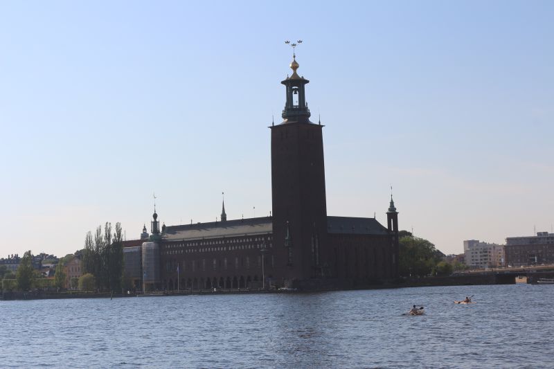 Riddarholmen: Blick auf das Rathaus von Stockholm