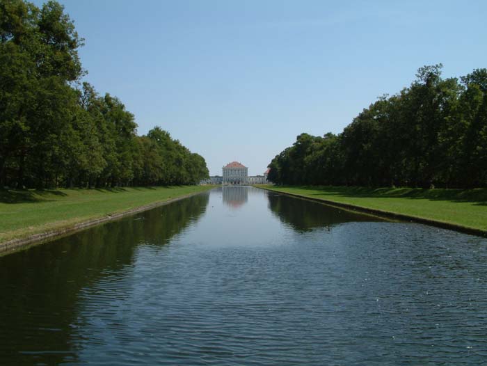 Blick aus der Ferne auf Schloss Nymphenburg