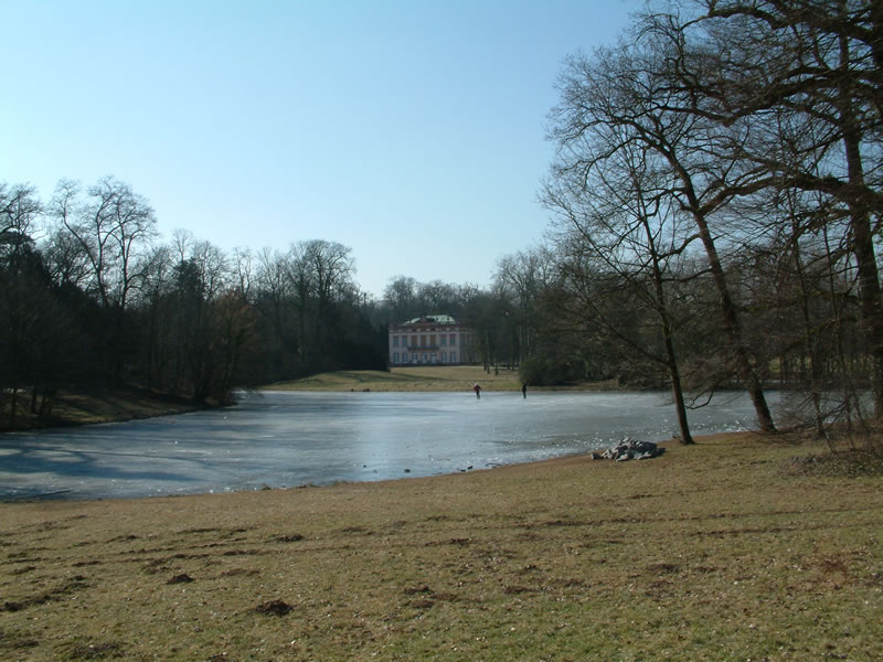 The small Schönbusch Palace lies in the centre of the large Schönbusch Park. From the balcony of the palace you can see Johannisburg Castle and the city centre of Aschaffenburg in the distant.